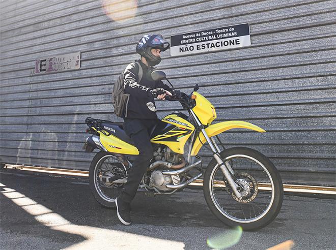 O motoboy da biblioteca faz as entregas todas as terças-feiras