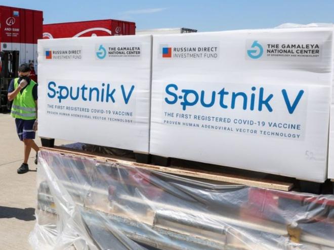 As primeiras 300 mil doses da Sputnik V chegaram no dia 24 de dezembro na Argentina e até ontem cerca de 110 mil argentinos já tinham recebido a primeira dose 