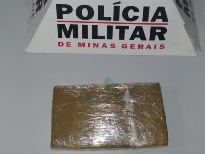 A barra de maconha encontrada com um dos dois irmãos apreendidos no Nova Esperança