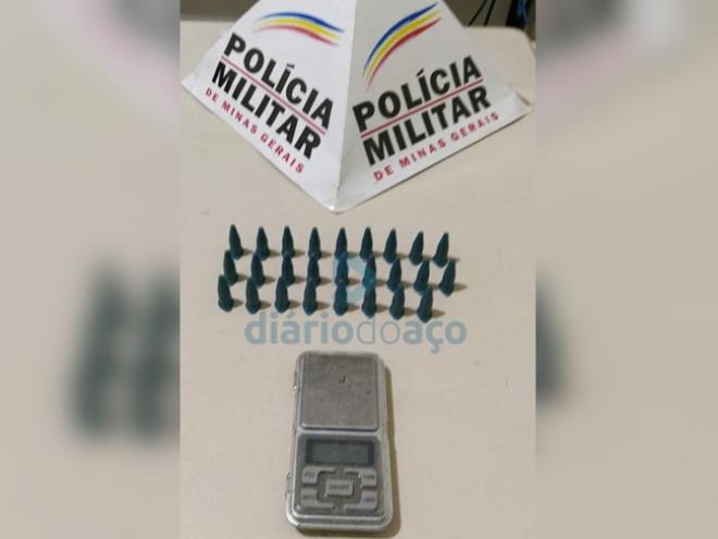 Os pinos apreendidos com cocaína e uma balança digital durante as buscas policiais no Bela Vista