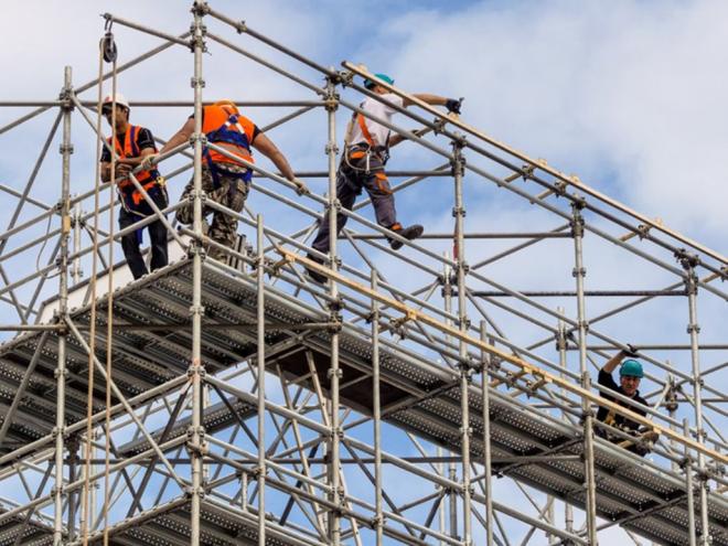 Há vinte vagas para trabalhadores que tenham experiência em montagem de andaimes 