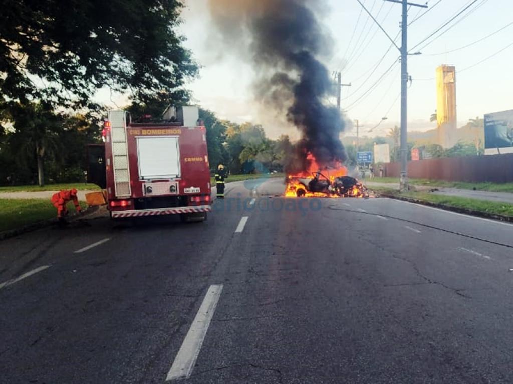 Os bombeiros foram acionados para debelar as chamas que destruíram a picape