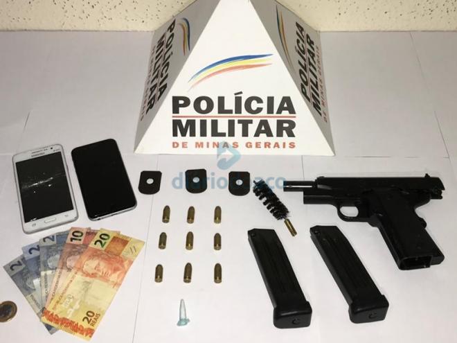 A arma, munição e dois carregadores para a pistola, além de porção de cocaína encontrados pelos PMs