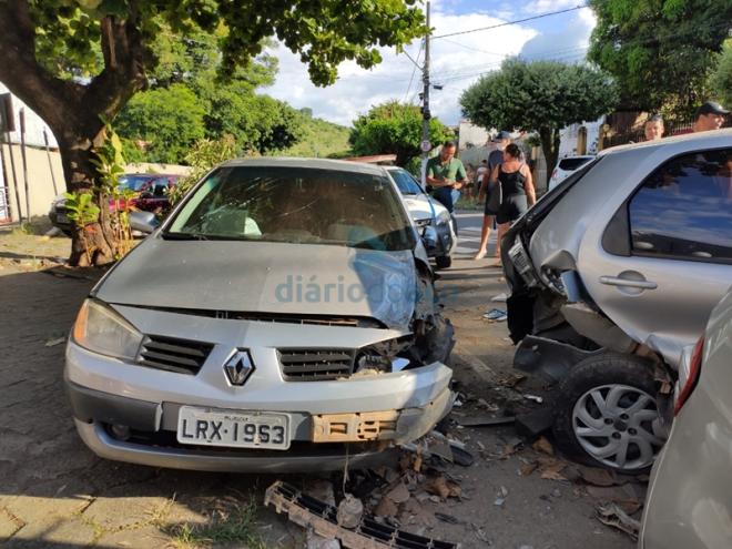 O Renault Megane conduzido pelos autores colidiu na traseira de um carro e provocou um engavetamento