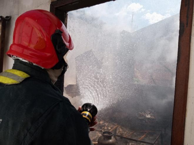 Bombeiro controla incêndio que atingiu pousada à margem da BR-381 no Vale do Aço 