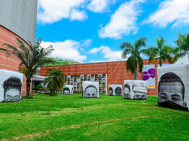 As imagens expostas no jardim frontal do Centro Cultural Usiminas