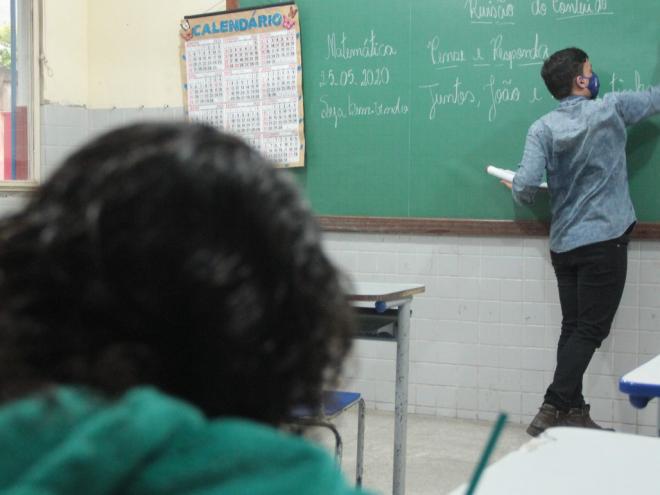 Em coletiva no dia 25, o prefeito anunciou a retomada das aulas para o dia 22 de fevereiro, de forma híbrida