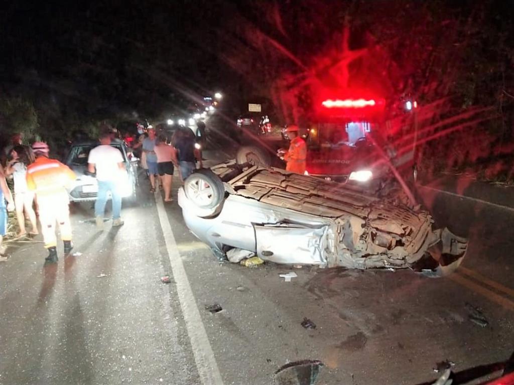 Motorista com sinais de embriaguez fica preso às ferragens após colisão  frontal 