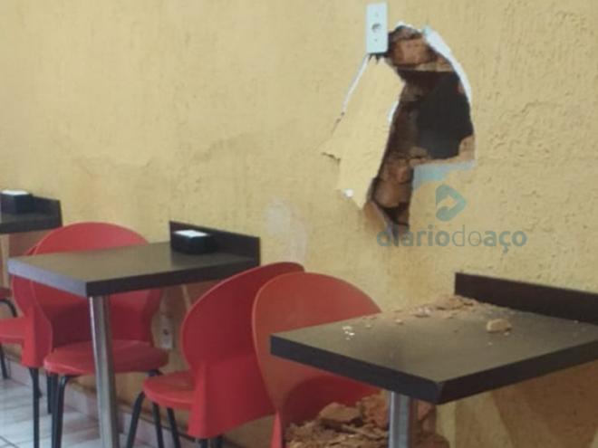 Um buraco chegou a ser feito na parede do comércio, mas a polícia agiu rápido e evitou o crime