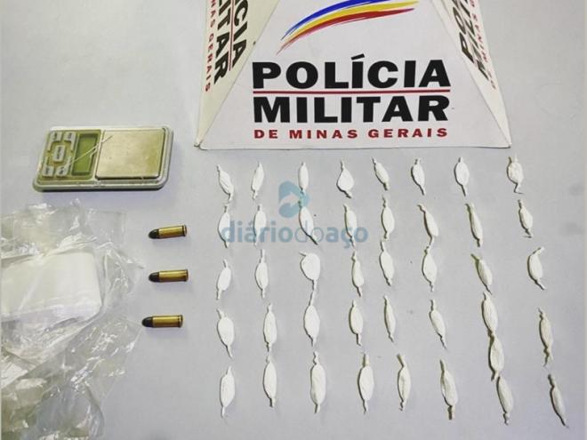 Os papelotes com cocaína, balança e munição localizados com o denunciado de estar envolvido com o tráfico
