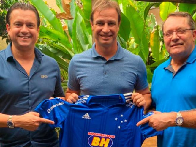 O presidente Sérgio Santos Rodrigues, o treinador Felipe Conceição e o patrocinador do Cruzeiro, Pedro Lourenço