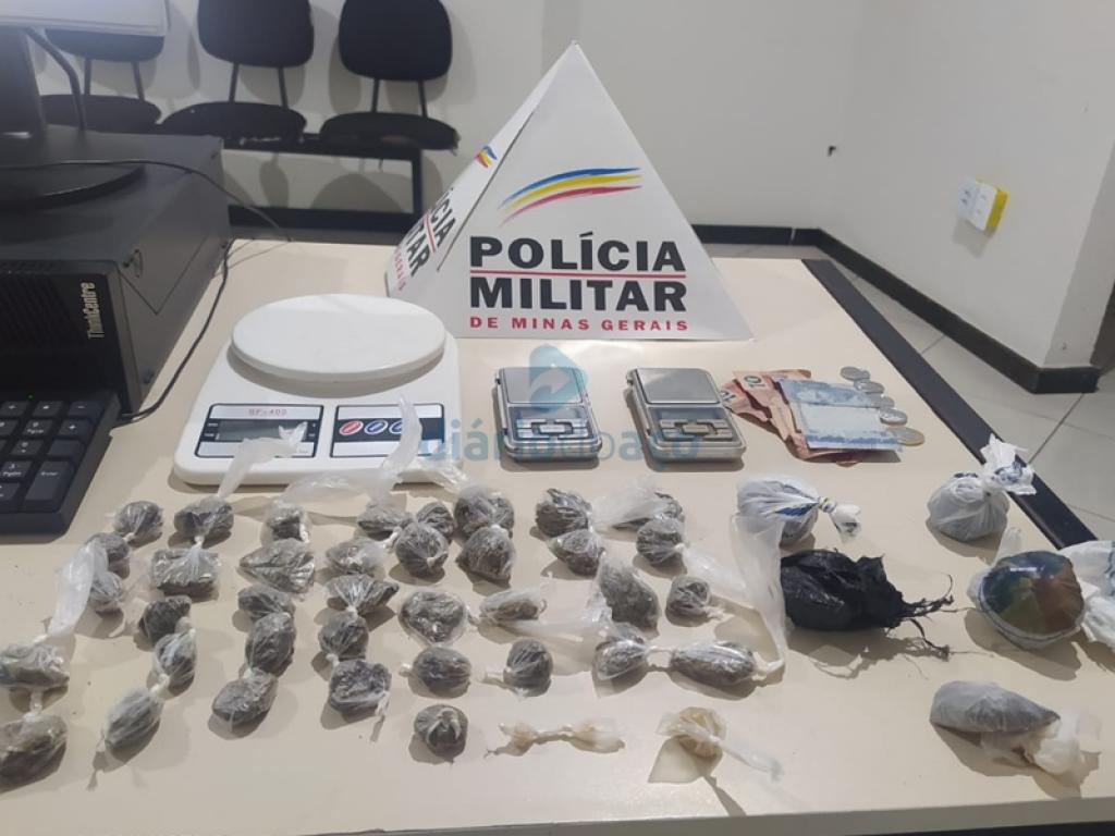 As porções de maconha e de crack apreendidas na primeira abordagem