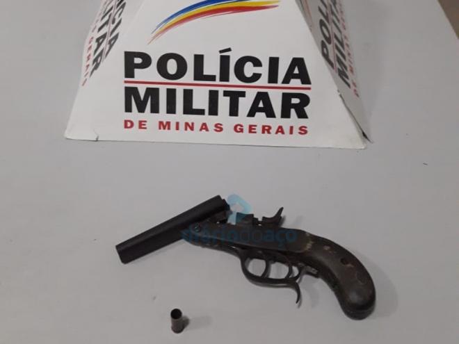 A garrucha de calibre 32 foi localizada com dois adolescentes em outra abordagem