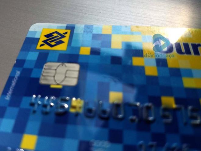 Golpistas ligam para clientes bancários, na maioria dos casos idosos, em busca de dados e senhas de cartões; o grande lance do golpe é mandar um  motoboy buscar os cartões na casa das vítimas 