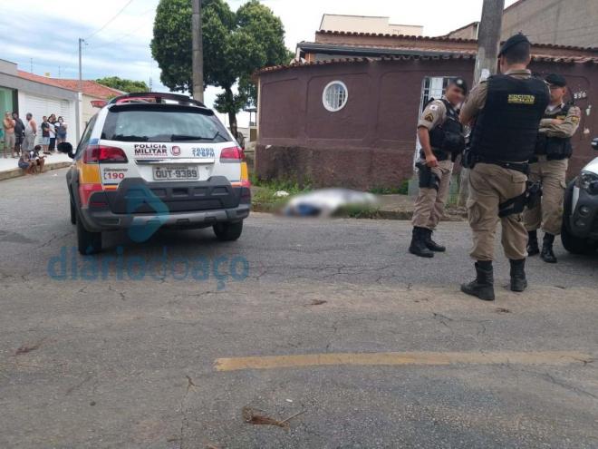 Depois do feminicídio no Esperança, Eudes Roberto, fugiu de moto e cometeu suicídio na rua Mestre Vitalino, esquina com a rua Manoel Botelho, no bairro Ideal