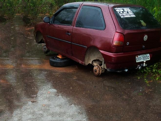 Veículo foi furtado na noite de sábado (6), no bairro Veneza I e encontrado abandonado parcialmente depenado no loteamento Parques do Vale, perto da Lagoa Silvana, em Caratinga