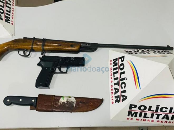 Uma espingarda de pressão, um simulacro de pistola e um facão apreendidos no carro abordado