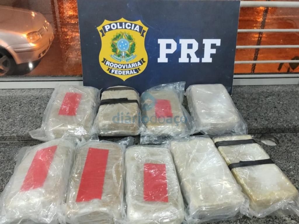 As barras de crack encontradas escondidas em compartimentos no veículo abordado na BR-381