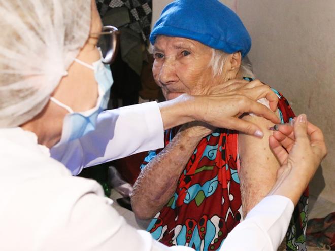 Gésa Medalha de Jesus, de 109 anos, abriu a imunização de pessoas com 90 anos ou mais nesta quarta-feira