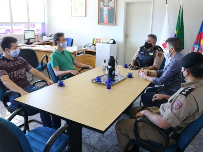 Cláudio Zambaldi, Amaury Gonçalves, Luís Henriques Alves, o comandante Warley Geraldo e o sub-comandante major Anselmo Pedrosa em reunião na sede da corporação em Ipatinga