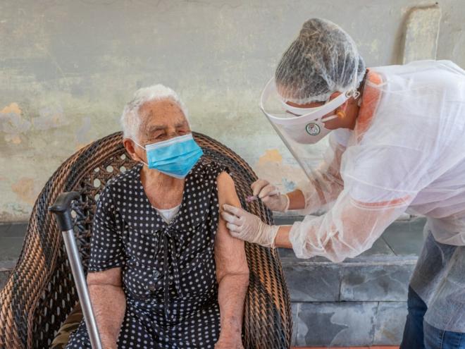 A SMS prevê a imunização de 957 pessoas com idades acima de 90 anos em Ipatinga e os centenários estão sendo os primeiros a receber a vacina