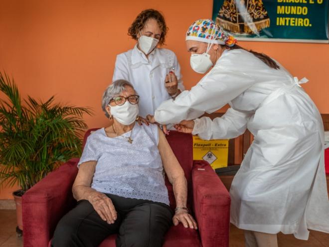 A Secretaria de Saúde prevê a imunização de 957 pessoas com idade acima de 90 anos em Ipatinga e os centenários estão sendo os primeiros a receber a vacina