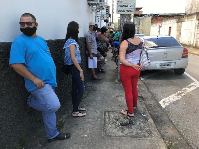 Sob sol ou chuva, cidadãos têm aguardado por serviços da Ciretran