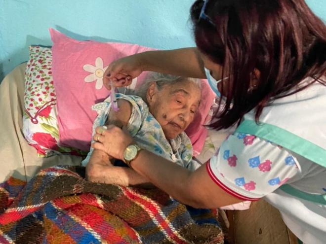 Manoela de Ramos, de 100 anos, foi imunizada em casa
