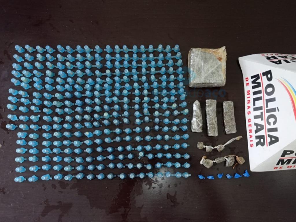 Em local usado por traficantes, mais de 300 pedras de crack e porções de maconha foram apreendidas