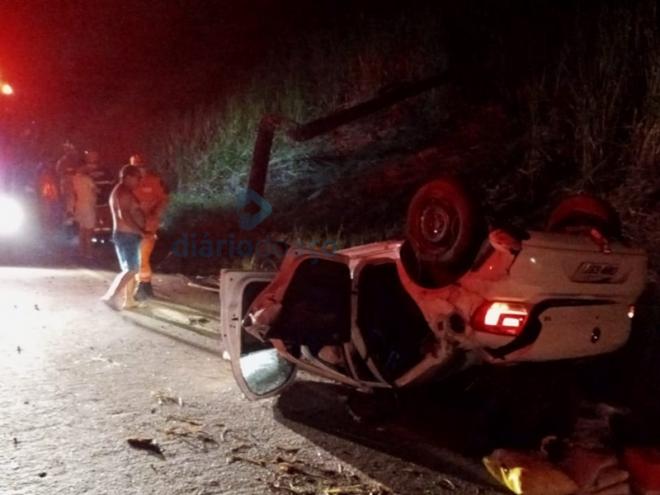 O VW Gol capotou depois de colidir violentamente contra um poste na margem da BR-458