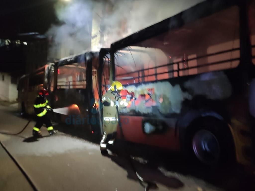 As chamas destruíram parte do veículo incendiado durante a madrugada
