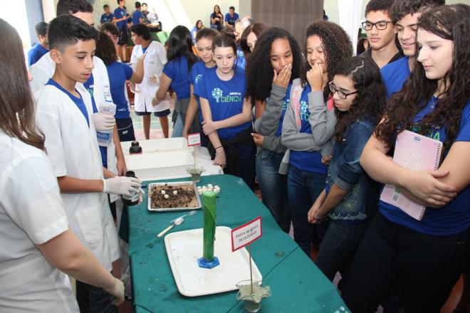 Alunos dos ensinos fundamental e médio da Escola Educação Criativa apresentaram 29 trabalhos no sábado (6)