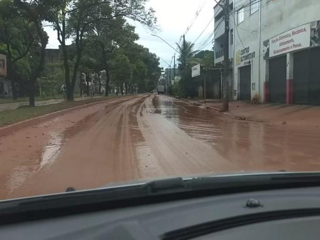 Trecho da avenida Londrina, no Veneza II ficou debaixo d´água