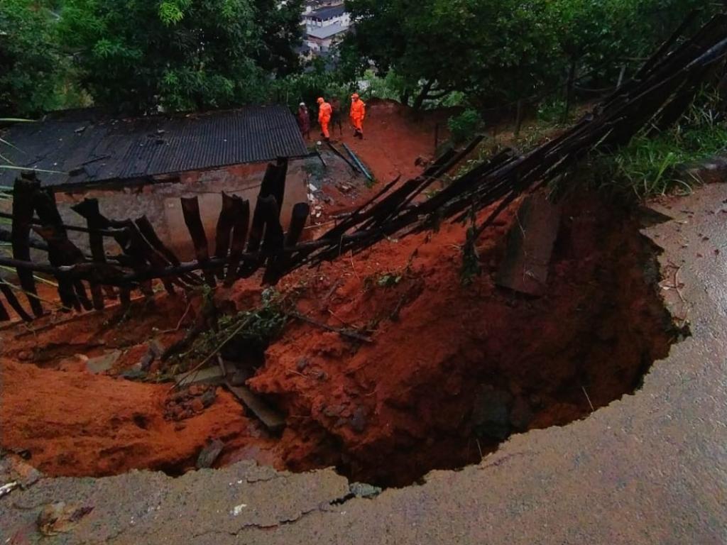 Residência na parte alta do bairro Santa Terezinha está com risco iminente de desabamento 