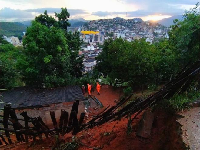 Mulher de 50 anos foi orientada a deixar sua residência por causa do risco de novos deslizamentos 