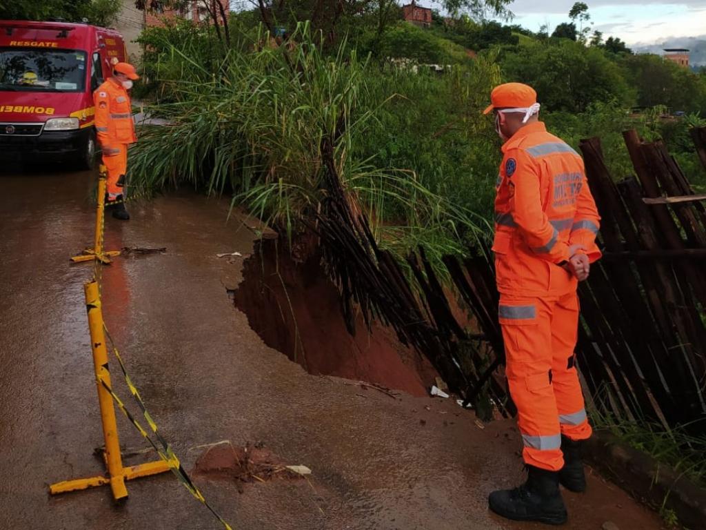 Um barranco cedeu no bairro Santa Terezinha e mulher de 50 anos foi orientada a deixar sua residência por causa do risco de novos deslizamentos