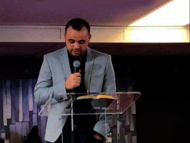 Douglas é pastor auxiliar na Philadelphia Ev. Church, em Framingham, casado há 7 anos com a missionária brasileira Daiane Alves e está preso acusado de terrorismo 