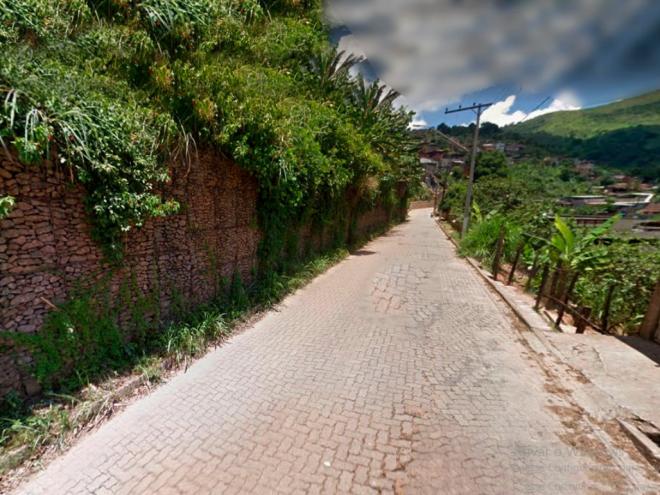 Gabião construído nesse trecho da encosta do bairro Bela Vista, na avenida Acesita, ameaça cair e tráfego ficou inviável 