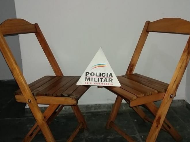 Apanhado em flagrante, o homem não teve como negar o furto das cadeiras que pertencem a um quiosque 