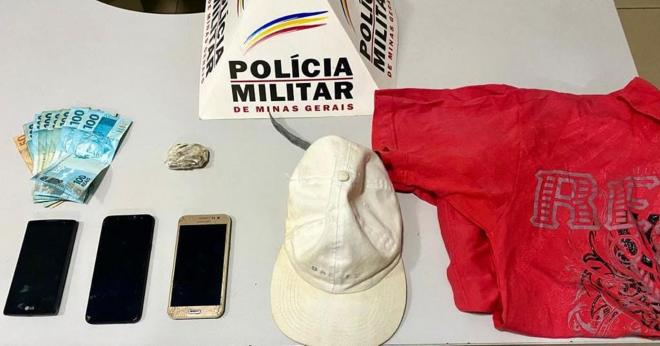 Com os suspeitos policiais militares recolheram dinheiro, três celulares e roupas semelhantes  às usadas pelos autores do assalto à família no distrito de Barra Alegre 