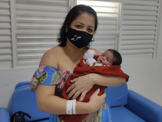 A intérprete, que é amiga da mãe, deficiente auditiva, contribuiu para uma melhor comunicação na hora do parto