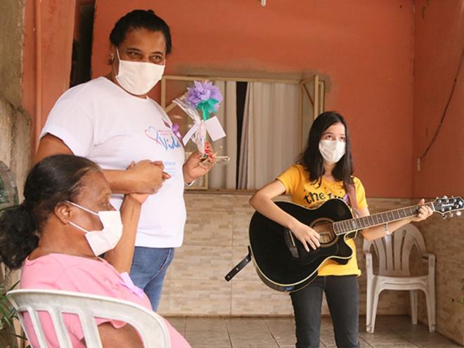 Ação foi desenvolvida pela Secretaria de Saúde em alusão ao Fevereiro Roxo