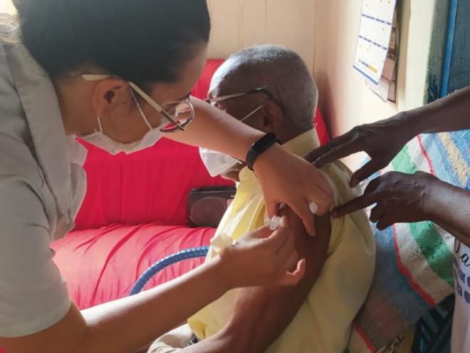 O aposentado Hildebrando Rodrigues, de 104 anos, foi um dos primeiros a receber a dose da vacina