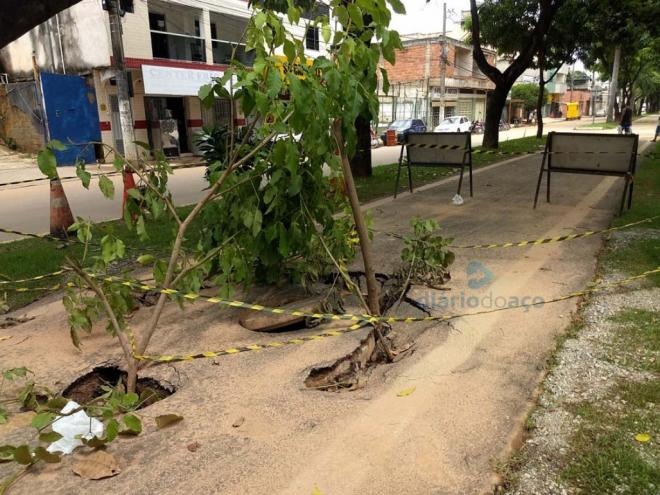 Calçada compartilhada (chamada equivocadamente de ciclovia) foi reformada recentemente, mas nesse ponto não suportou a chuva 