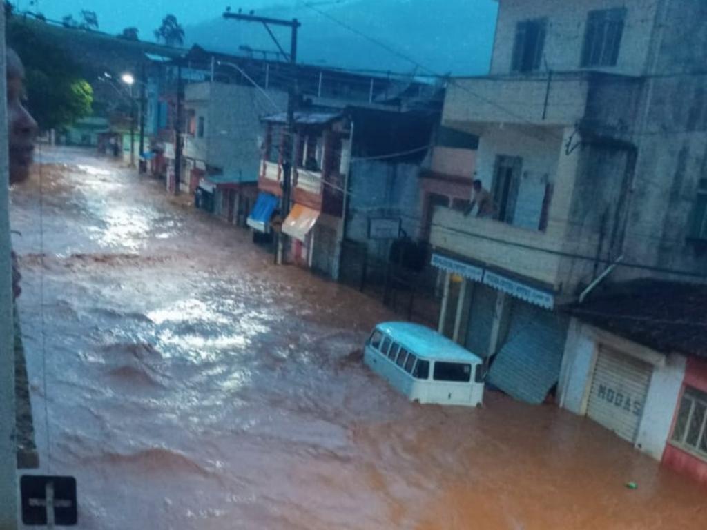 O rio Carangola transbordou e ruas do Orizânia foram tomadas pela cheia 