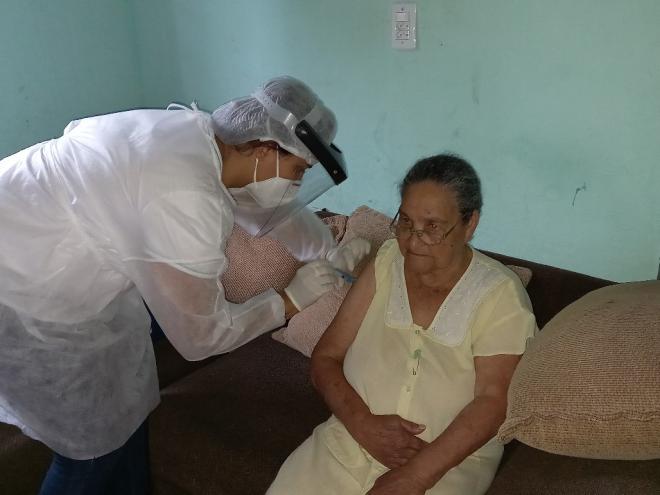 Lindaura Laves Lima, de 91 anos, foi vacinada no fim de semana, no Centro