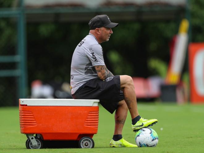 Jogo na Ilha do Retiro pode ser um dos últimos de Sampaoli no comando do Galo