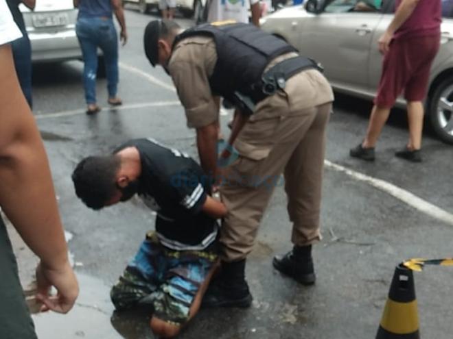 O autor do furto foi detido por populares até a chegada da Polícia Militar