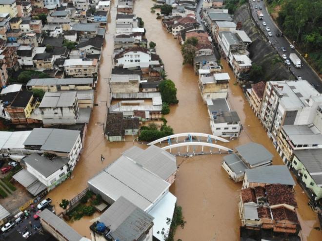 Várias ruas ficaram alagadas em Manhuaçu após uma forte chuva 