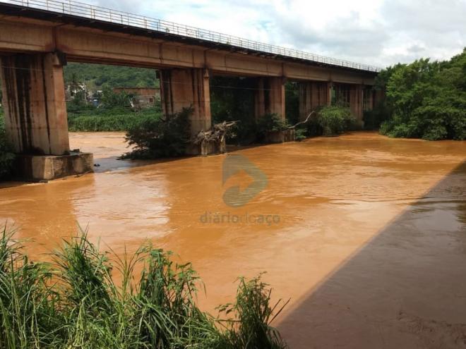 Trecho do rio Piracicaba, no bairro Mangueiras, em Coronel Fabriciano